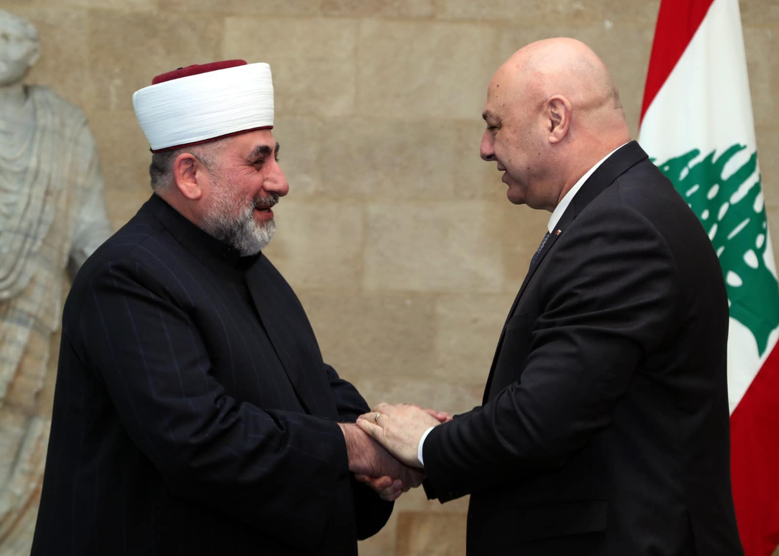 الرئيس عون أمام الشيخ علي قدور مع وفد من المجلس الاسلامي العلوي وبحضور محافظ بعلبك الهرمل بشير خضر
